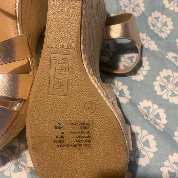 COPY - Metallic Gold size 9 wedges - Picture 3 of 5